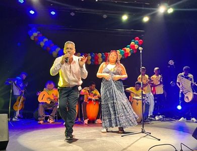Colombianos residentes y participantes locales, celebraron los 216 años de independencia de Colombia, con evento cultural y artístico