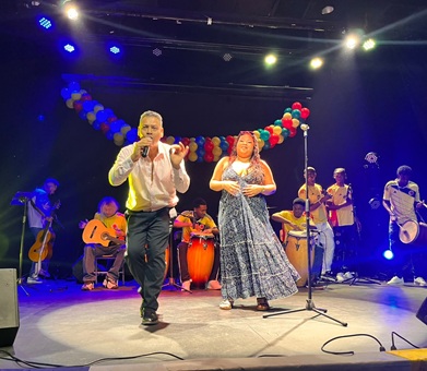 Colombianos residentes y participantes locales, celebraron los 216 años de independencia de Colombia, con evento cultural y artístico