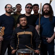 Lokos de Aká inicia celebración de sus 20 años con lanzamiento de “La Fiesta No Termina”, su primer disco en vivo
