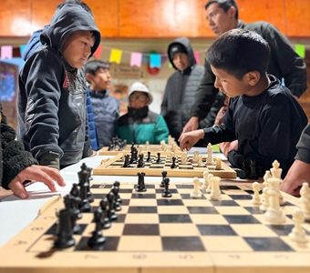 SENDA Previene Colchane y Oficina Local de la Niñez promueven el buen uso del tiempo libre con jornada recreativa de ajedrez