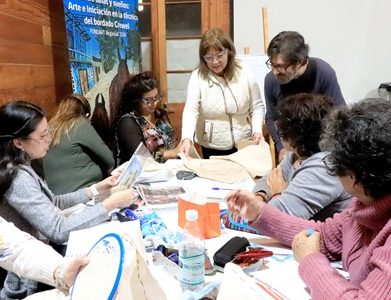 Taller de composición artística fortalece proyecto FONDART de iniciación al Bordado Crewel, que se realiza en la Casa Municipal de la Cultura