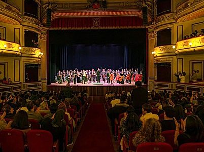 A Teatro lleno la Orquesta Sinfónica de Antofagasta se presentó en Teatro Municipal de Iquique. Emotivo reencuentro a través de la música.