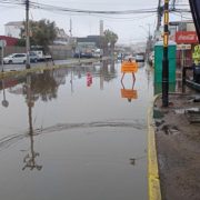 Ante emergencia climática Aguas del Altiplano llamó a la comunidad a no abrir las tapas del alcantarillado
