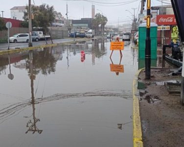 Ante emergencia climática Aguas del Altiplano llamó a la comunidad a no abrir las tapas del alcantarillado