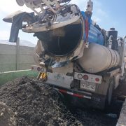 Tras evento meteorológico, Aguas del Altiplano retira más de 15 toneladas de arena y lodo de la red de alcantarillado de Iquique y Alto Hospicio