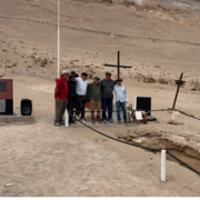 Ex dirigentes de la FEUNAP 1987 conmemoran a víctimas de Pisagua con instalación de placa recordatoria