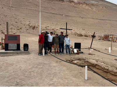 Ex dirigentes de la FEUNAP 1987 conmemoran a víctimas de Pisagua con instalación de placa recordatoria
