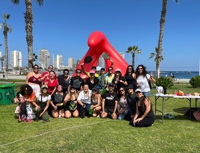 En jornada interdisciplinaria por la salud sexual de las mujeres agrupación «Las Clito», realizó intervención exhibiendo clítoris gigante