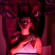 En el mes de los Derechos Humanos obra de teatro testimonial y de memoria «La niña y el toro» vuelve al Salón Tarapacá.