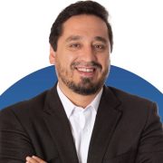 Concejal de Iquique, Rodrigo Oliva aseguró «sobrevuelo que embajador de EE.UU en Iquique en un F-16, de la FACH» y pide explicaciones