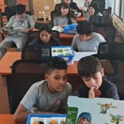 Junto a la UNAP y el Programa Originarias de ONU Mujeres: Estudiantes de Huara aprenden robótica explorando nuevas formas de crear