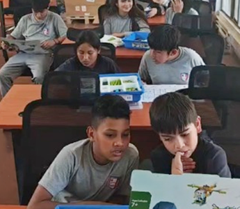 Junto a la UNAP y el Programa Originarias de ONU Mujeres: Estudiantes de Huara aprenden robótica explorando nuevas formas de crear